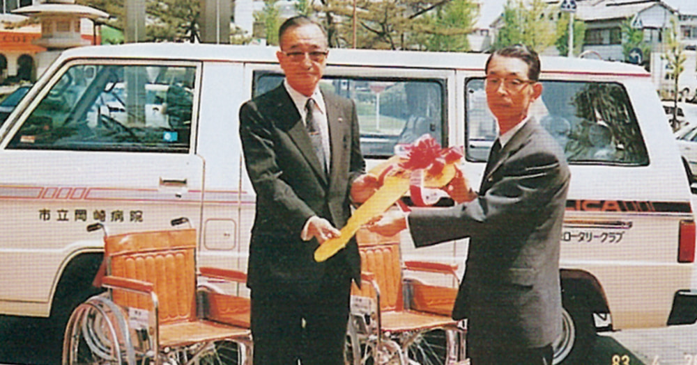 市立岡崎病院に患者運搬用ワゴン車と車椅子贈呈
